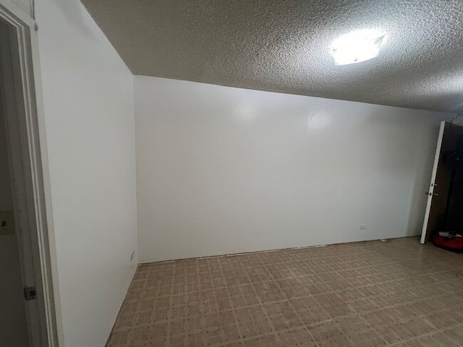 Building Photo - 2 bedroom/ 1 bathroom/ 1 covered parking s...