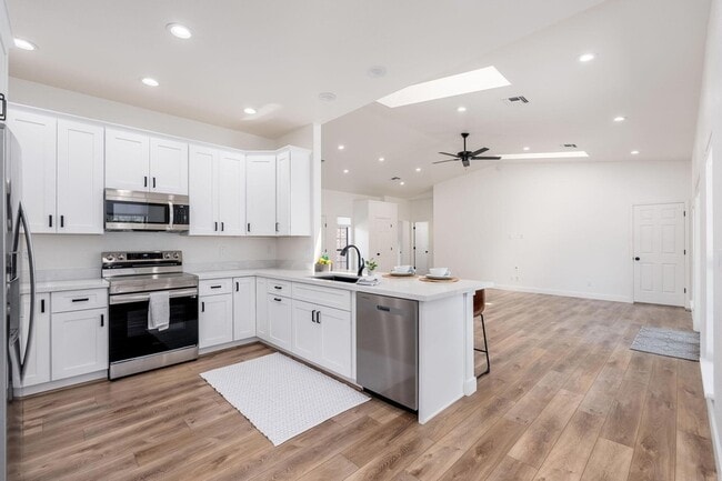 Building Photo - 908 S Manzanita Dr