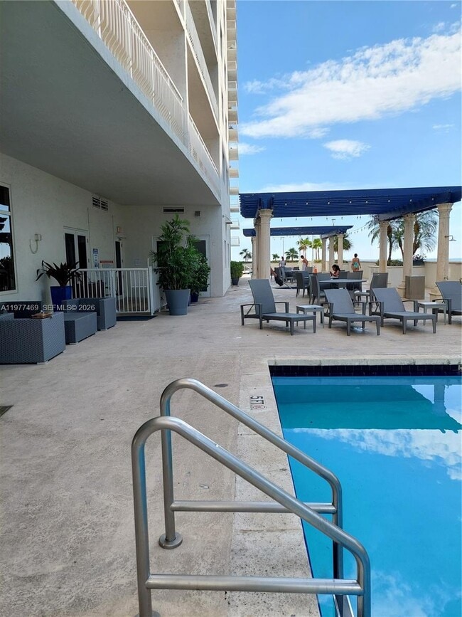 Building Photo - 1200 Brickell Bay Dr