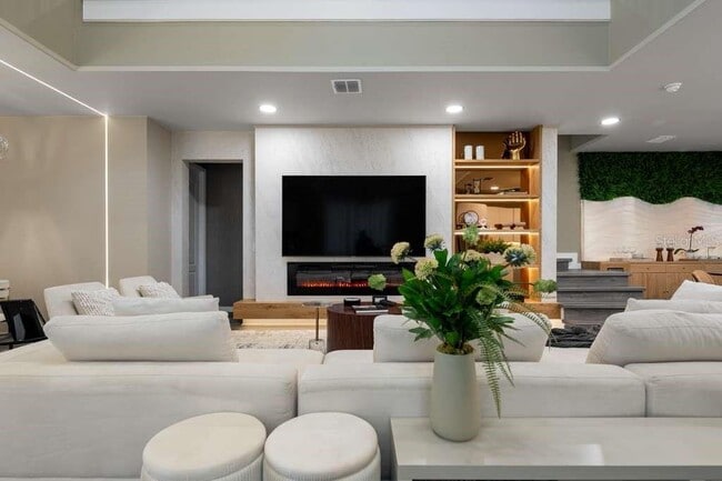 Building Photo - 15542 Gwinnett Dr