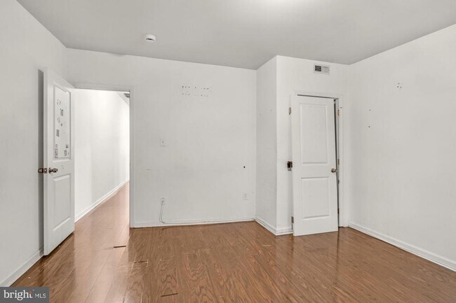 Building Photo - 1631 W Girard Ave