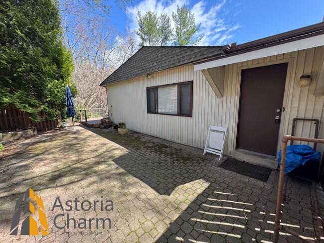 Building Photo - Spacious 5 Bedroom 3 Bath + Den Single Family Detached Home