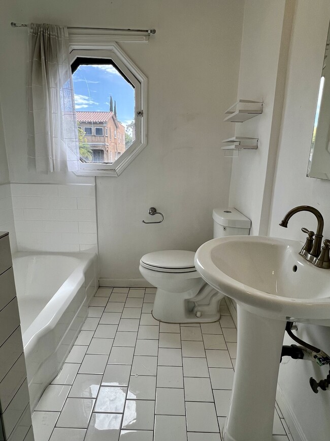 Building Photo - 1345 Masselin Ave