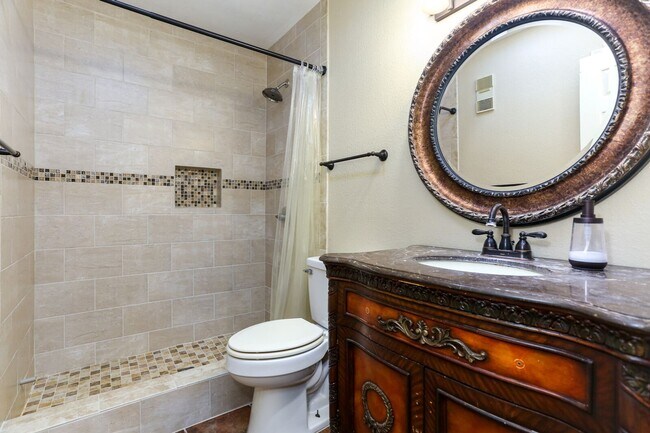 Building Photo - 2Bd Condo in Gated Community! Available No...