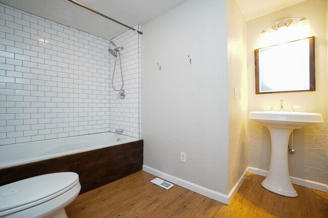 Building Photo - 5707 N Bogart Ln