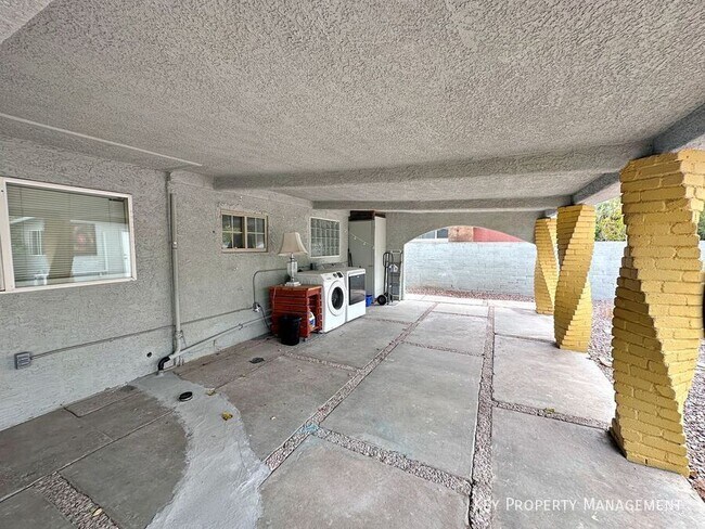 Building Photo - 812 Bracken Ave
