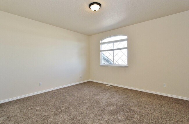 Building Photo - 2122 W Pine Ave