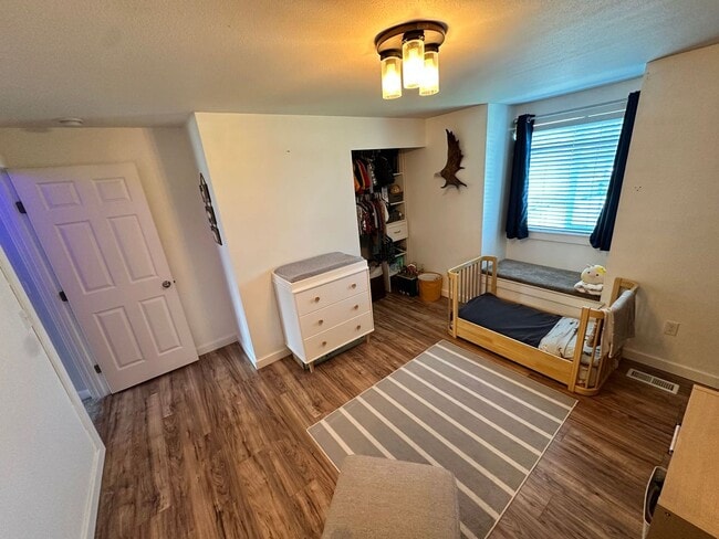 Building Photo - Beautiful Designer 3 bedroom home in Quiet...