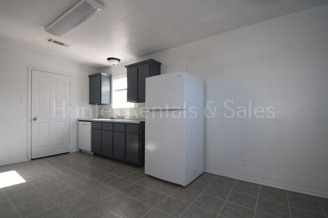 Building Photo - Exceptional!