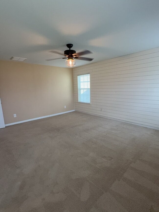 Building Photo - 838 Redbud Ln