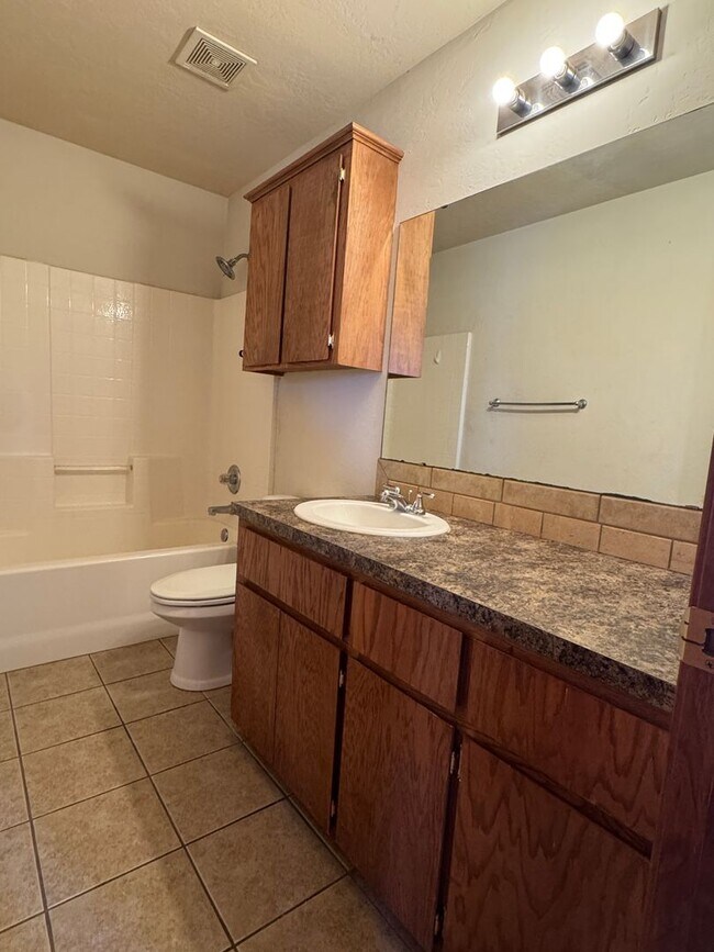 Building Photo - 1916 SW E Ave, Unit B- NOW AVAILABLE!