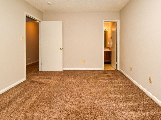 Building Photo - 3 bedrooms, 2 bath one level town-home with vaulted living room opens to the deck. Conveniently l...