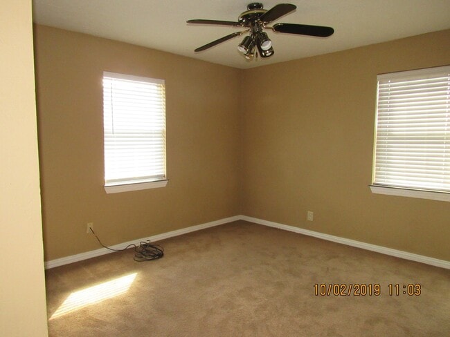 Building Photo - Very nice spacious home located in the Rol...