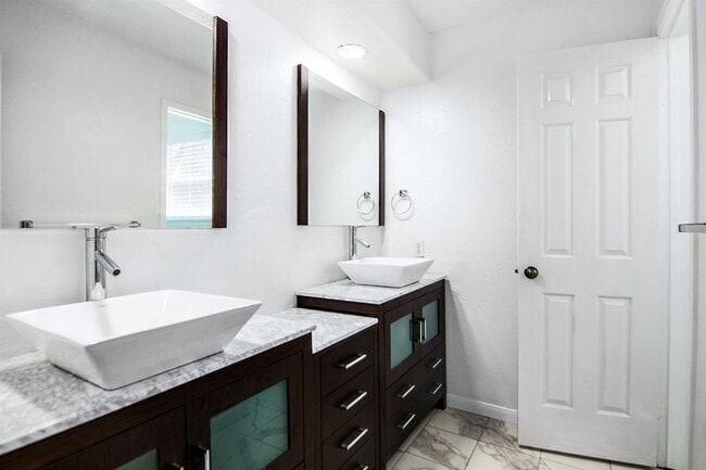 Building Photo - 505 Heathgate Dr