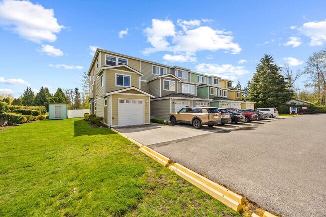 Building Photo - 4 bedrooms, 2.5 bathrooms with attached garage. This large unit is 3 floors!  Rent of $2900.00 in...