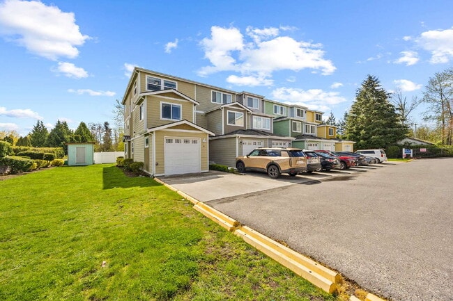 Building Photo - 4 bedrooms, 2.5 bathrooms with attached garage. This large unit is 3 floors!  Rent of $3295.00 in...