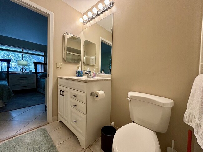 Building Photo - 216 Club Dr