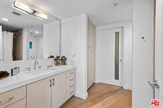 Building Photo - 13700 Marina Pointe Dr