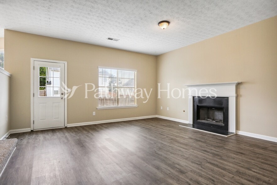 Building Photo - 615 Gardinia Dr