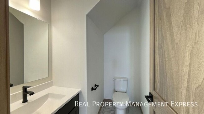 Building Photo - Modern 3-Bed, 2.5-Bath Home in West Sioux ...