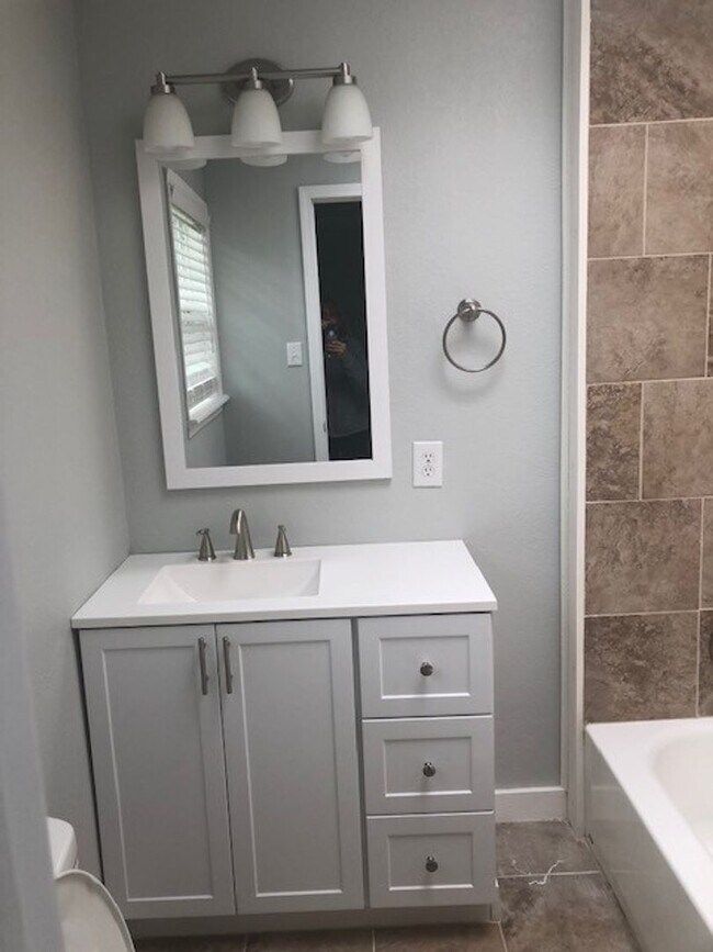 Building Photo - 2707 Royal Rd