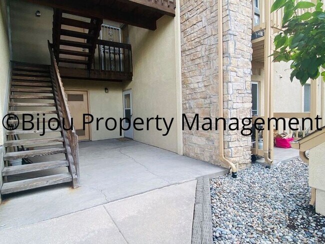 Building Photo - 844 Tenderfoot Hill Rd