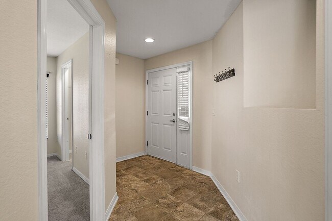 Building Photo - 581 Greenshank Dr
