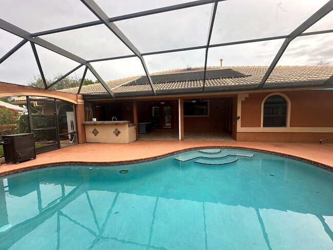 Building Photo - Tranquil Lakefront Living in the Heart of ...