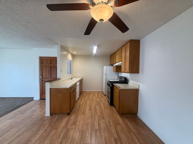 Building Photo - Quail Meadows Upstairs Condo