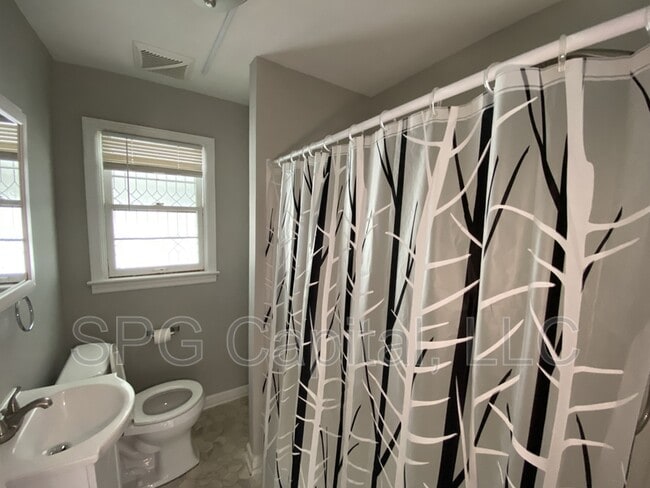 Building Photo - 101 Fame Ave