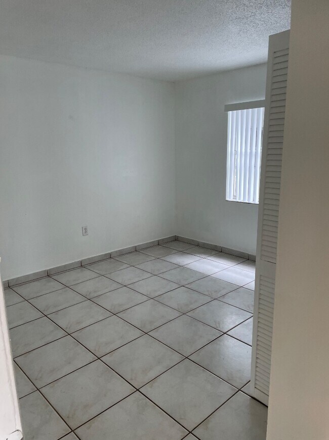 Building Photo - 305 W 68th St