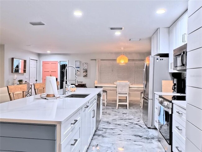 Building Photo - 6107 9th Ave W