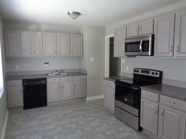Building Photo - 4800 Crestmont Dr
