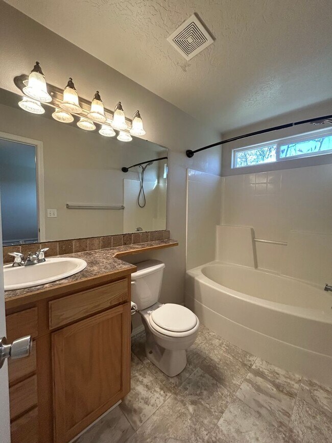 Building Photo - 115 Cassidy Dr E