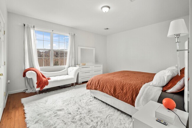 Building Photo - 13 Oak St