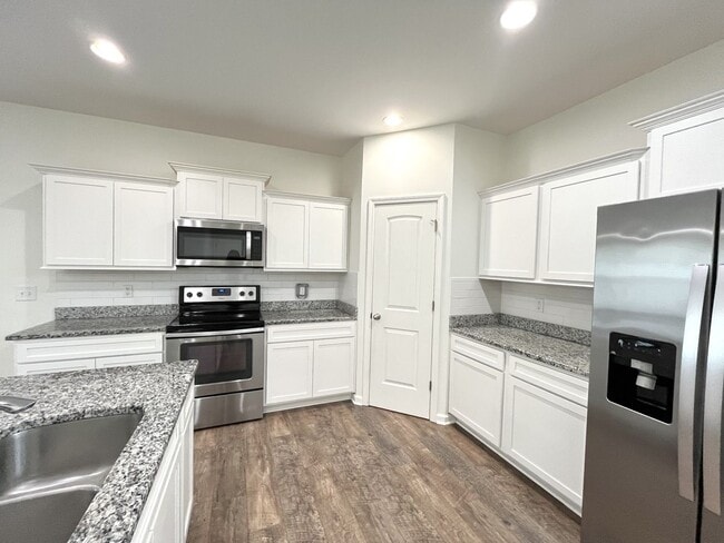 Building Photo - Huge home in Spring Hill!