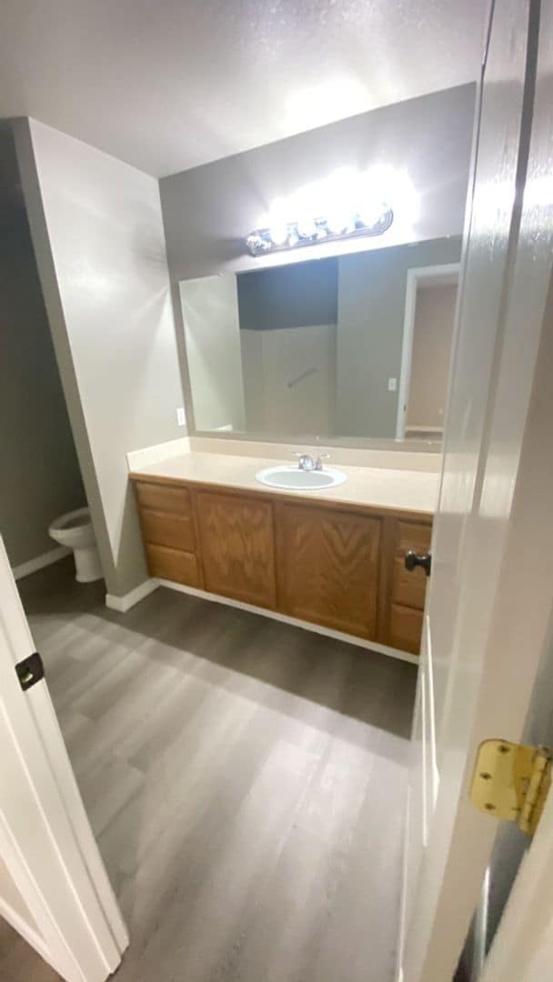 Building Photo - Super Cute Home!