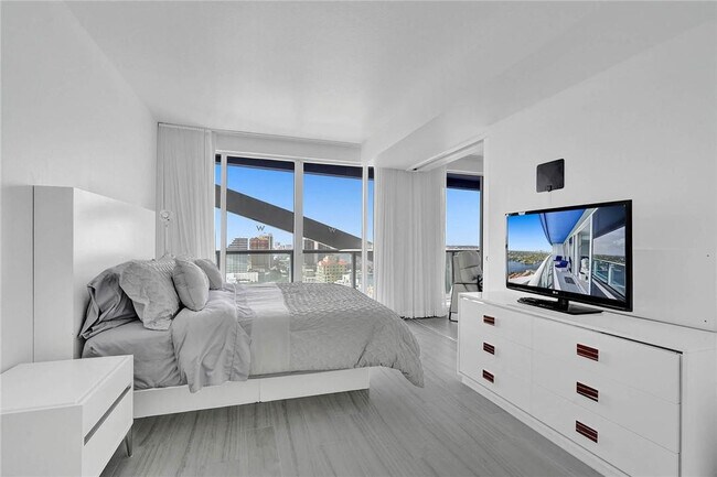 Building Photo - 3101 Bayshore Dr