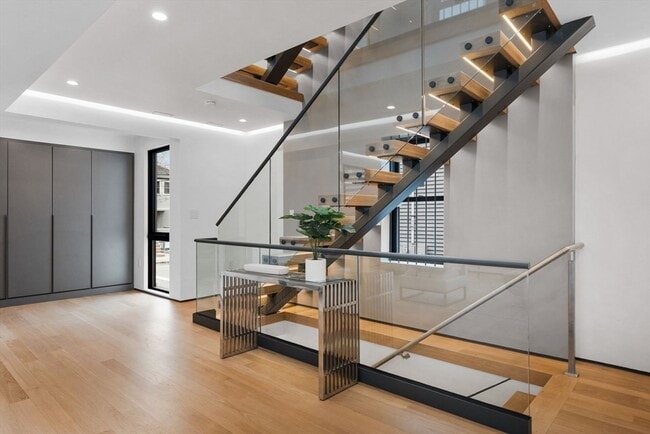 Building Photo - 80 Alpine St