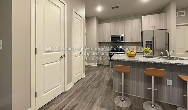 Building Photo - Sophisticated Style and Scenic Views in No...