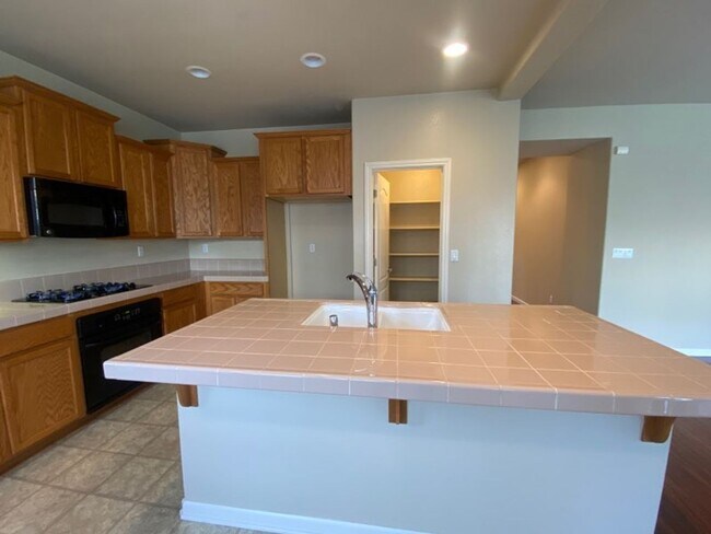 Building Photo - EXCEPTIONAL 4 BEDROOMS, 3 BATH, 3 CAR GARA...