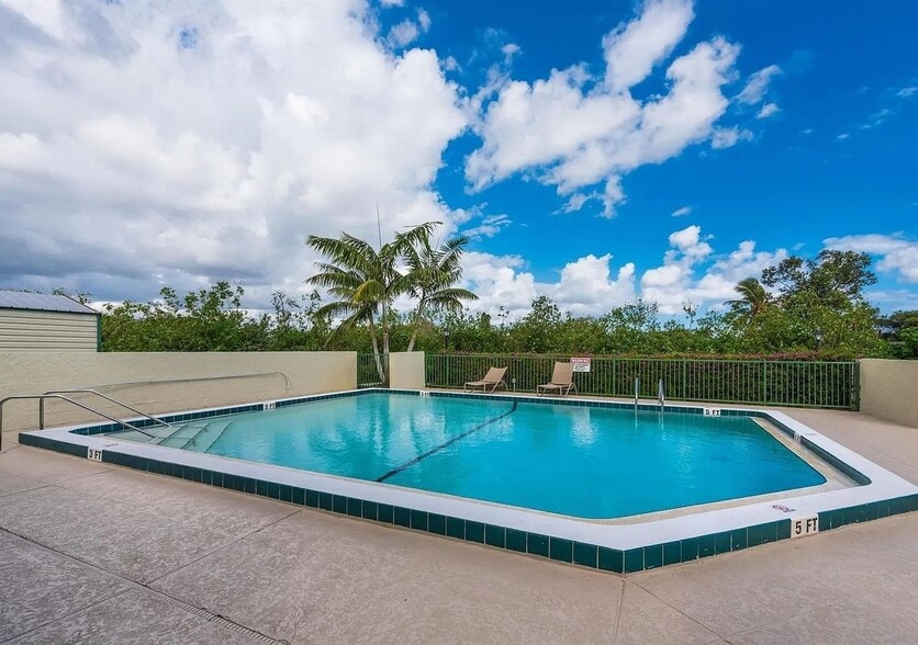 Building Photo - 525 SW Sara Blvd