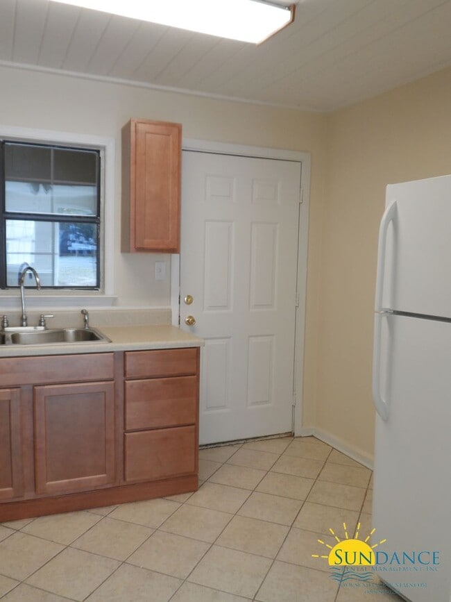 Building Photo - 2 Bedroom Unit In Fort Walton Beach!