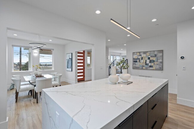 Building Photo - Stunning 4/3 in the Oakland Hills