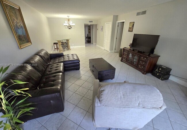 Building Photo - 302 Lakeview Dr