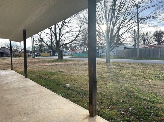 Building Photo - 807 Maple Dr