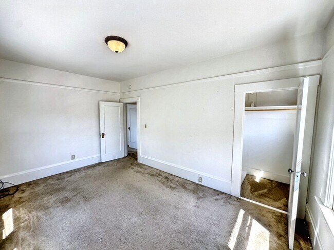 Building Photo - 534 63rd St