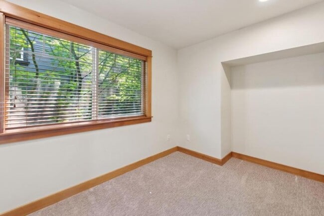 Building Photo - 2 bedroom in Seattle WA 98122