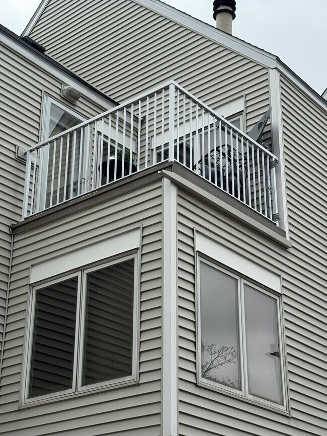 Building Photo - AVAILABLE June 1st! Spacious and Updated 2 Bedroom, 1.5 Bathroom Townhome