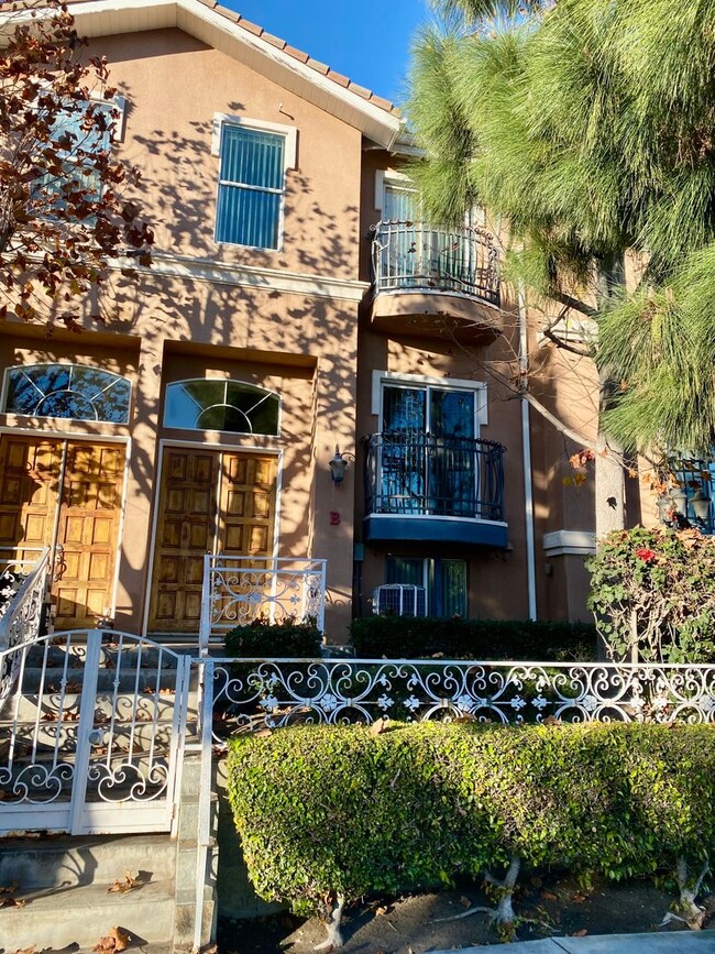 Primary Photo - Spacious 4 Bed, 3 Bath Townhouse in Torrance $3,850